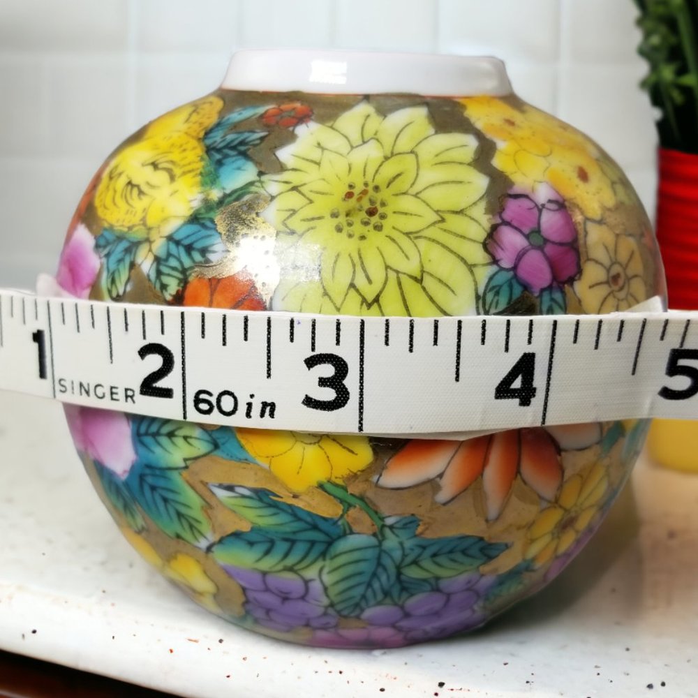 Vintage Chinese Ginger Jar Colorful Famille Rose Vase W/ Flowers & Gold Trim - Picture 4 of 9